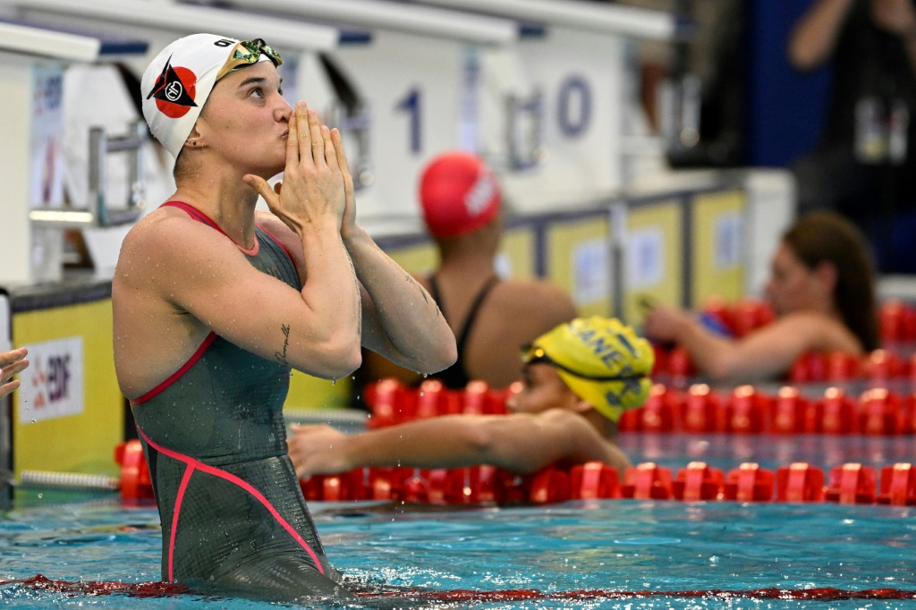 Mélanie Hénique, après avoir remporté la finale du 50 m papillon aux Championnats de France de natation, le 9 avril 2022 à Limoges