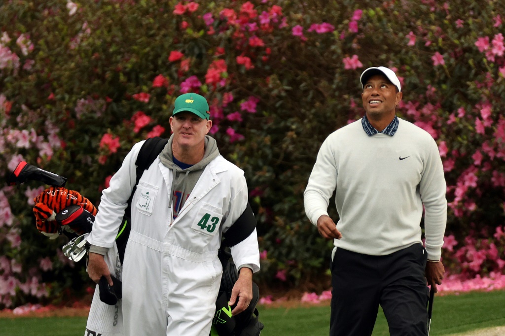 L'Américain Tiger Woods, auteur d'un birdie sur le 13e trou, lors du 3e tour du Masters d'Augusta (Géorgie), le 9 avril 2022