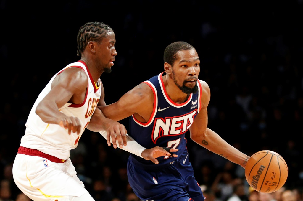 Kevin Durant des Brooklyn Nets face à Caris LeVert des Cleveland Cavaliers en NBA le 8 avril 2022 au Barclays Center à Brooklyn