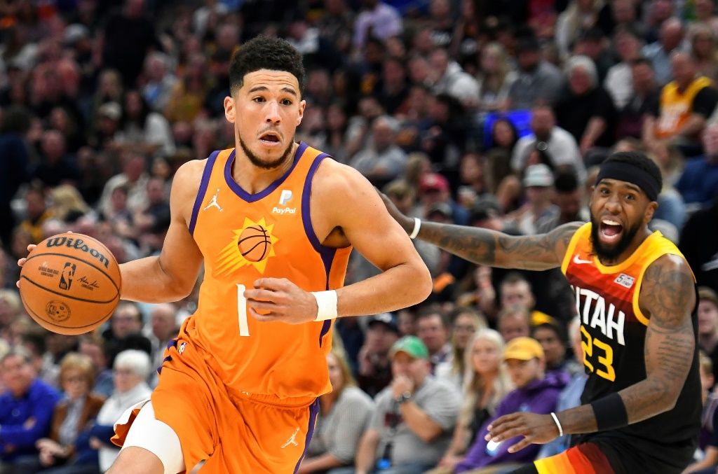 Devin Booker des Phoenix Suns conte les Utah Jazz en NBA le 8 avril 2022 à la Vivint Smart Home Arena à Salt Lake City