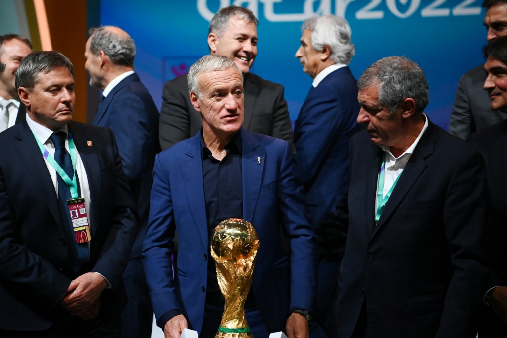 Le sélectionneur champion du monde Didier Deschamps entouré de ses pairs après le tirage au sort du Mondial dans la salle des Congrès de Doha, le 1er avril 2022