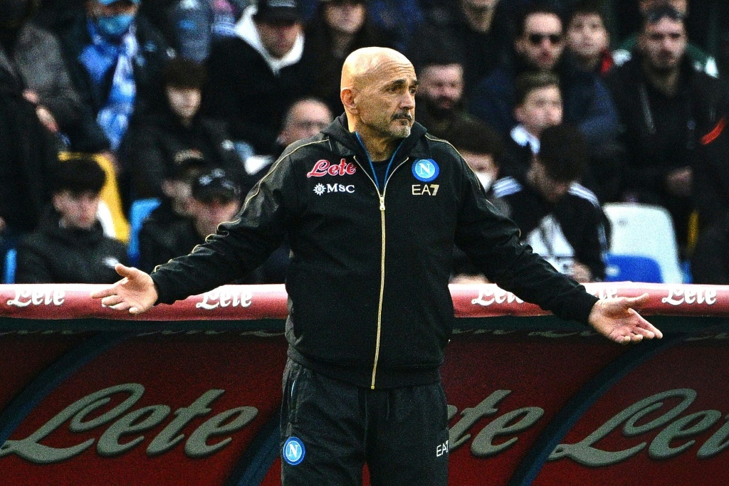 L'entraîneur de Naples Luciano Spalletti, lors de la défaite à domicile, 3-2 face à la Fiorentina, comptant pour la 32e journée de Serie A, le 10 avril 2022 au Stade Diego Armando-Maradona