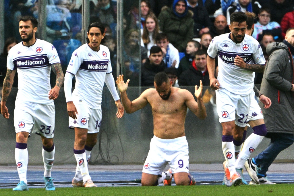 La joie de l'attaquant brésilien de la Fiorentina Arthur Cabral, après avoir marqué le 3e but face à Naples, lors de la 32e journée de Serie A, le 10 avril 2022 au Stade Diego Armando-Maradona