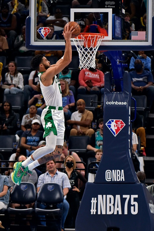 Jasyon Tatum au dunk, lors de la victoire des Celtics (139-110) sur le parquet des Memphis Grizzlies, lors de la dernière journée de la saison régulière de NBA, le 10 avril 2022