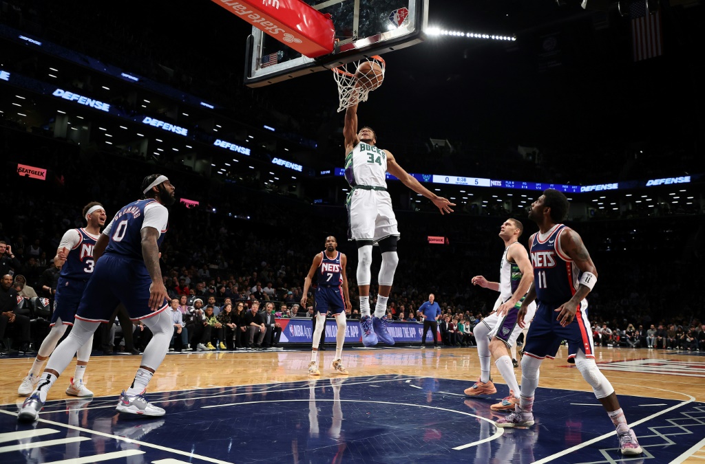 Le Grec Giannis Antetokounmpo (Milwaukee Bucks) dunke face aux Brooklyn Nets), lors de leur match de NBA, le 31 mars 2022 à New York