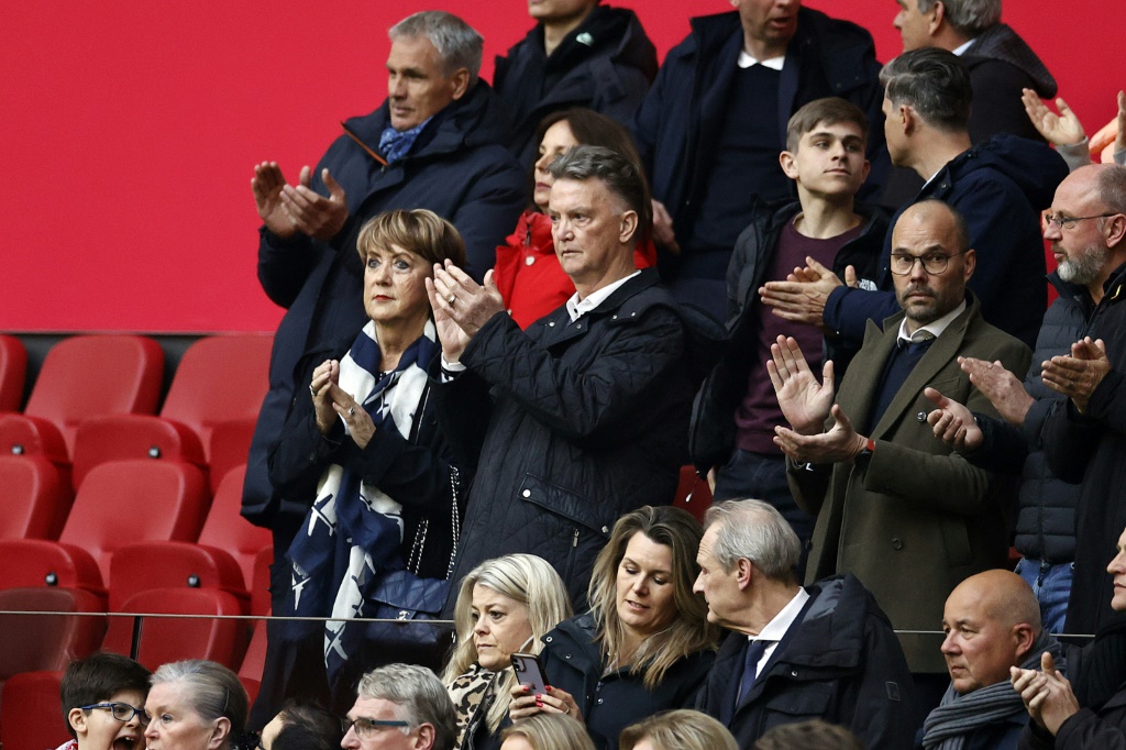 Louis van Gaal (c) au côté de son épouse Truus van Gaal assiste au match entre l'Ajax et le Sparta Rotterdam, le 9 avril 2022 à Amsterdam