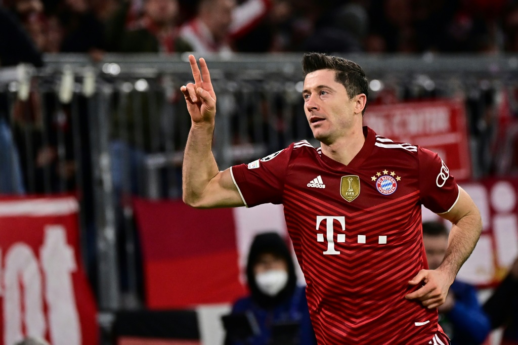 La joie de l'attaquant polonais du Bayern Munich Robert Lewandowski, après avoir marqué le 4e but contre Benfica, lors du match de groupes de la Ligue des Champions, le 2 novembre 2021 à l'Allianz Arena