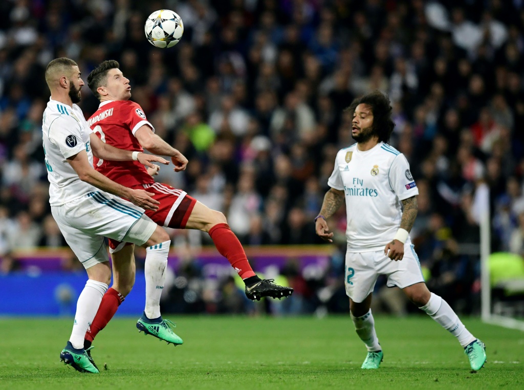 L'attaquant français du Real Madrid Karim Benzema, à la lutte avec son homologue polonais du Bayern Munich Robert Lewandowski, lors de la demi-finale retour de la Ligue des Champions, le 1er mai 2018 au Stade Santiago Bernabéu