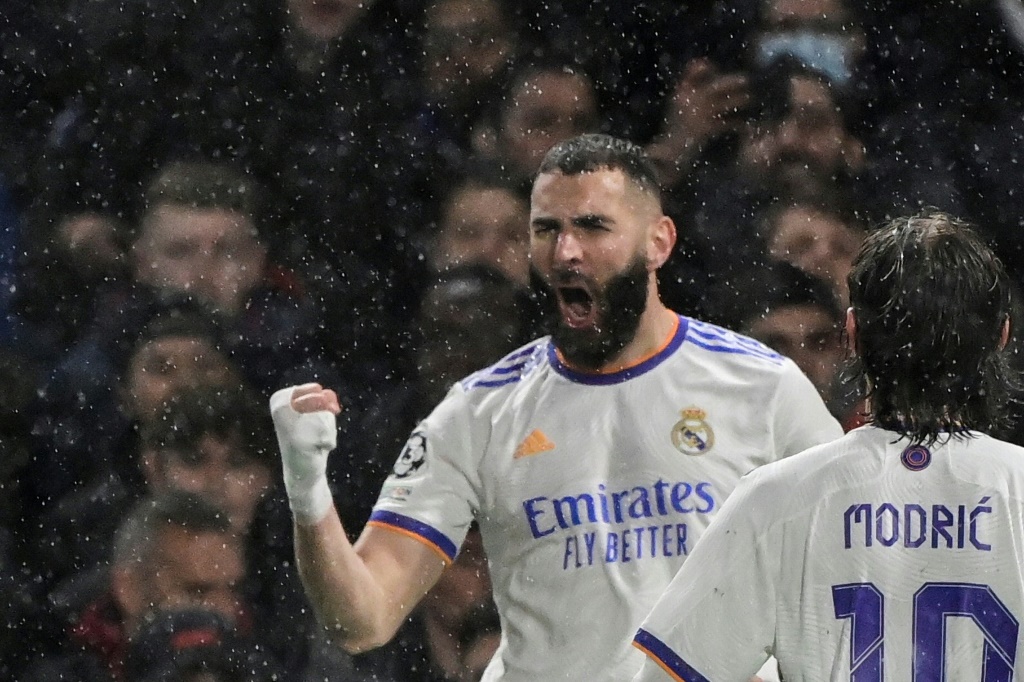La joie de l'attaquant français du Real Madrid Karim Benzema après avoir ouvert le score contre Chelsea, lors du quart de finale aller de la Ligue des Champions, le 6 avril 2022 au Stade de Stamford Bridge