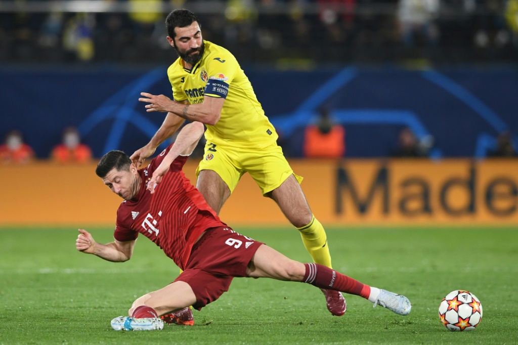 L'attaquant polonais du Bayern Munich Robert Lewandowski est bousculé par le défenseur de Villareal Raul Albiol, lors du quart de finale aller de la Ligue des Champions, le 6 avril 2022 au Ceramica Stadium