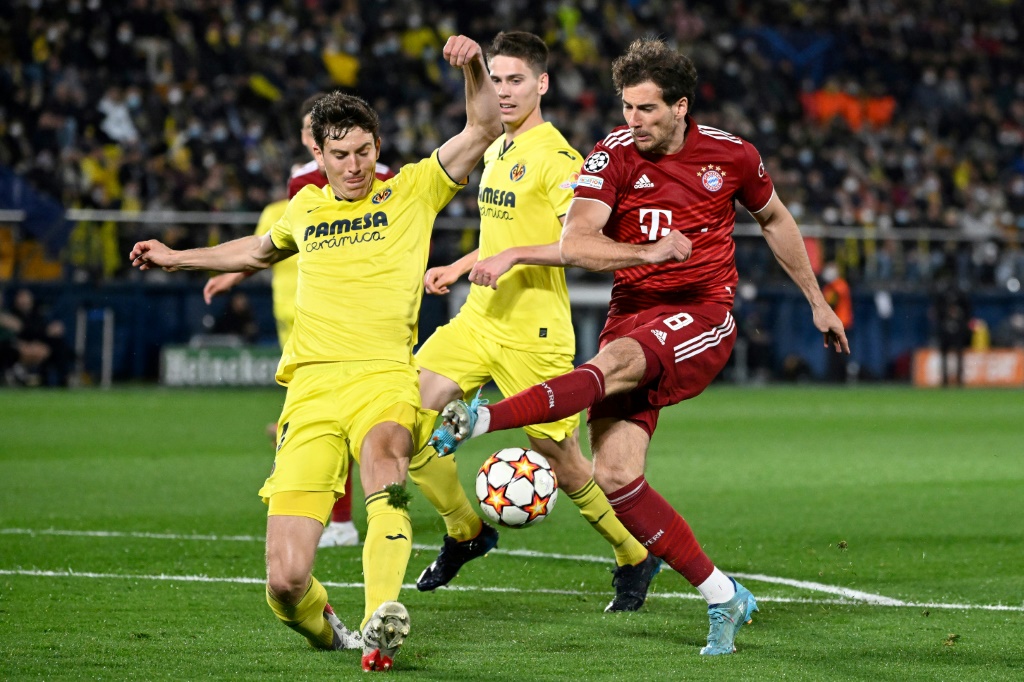 Le tir du milieu de terrain du Bayern Munich Leon Goretska est contré par un défenseur de Villareal, lors du quart de finale aller de la Ligue des Champions, le 6 avril 2022 au Ceramica Stadium