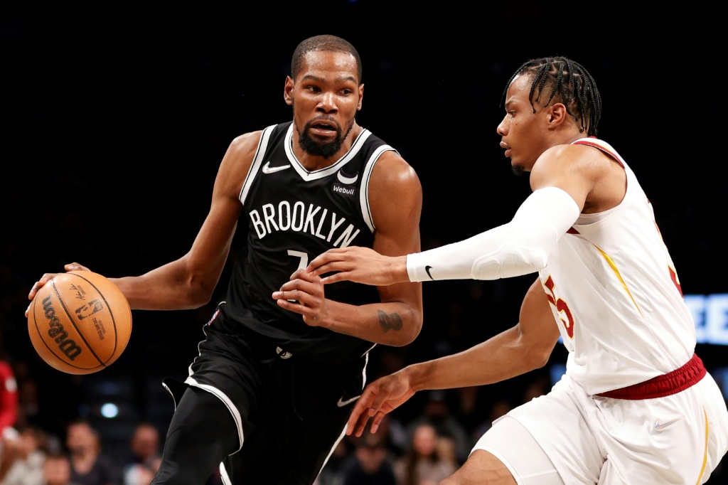 Kevin Durant des  Brooklyn Nets déborde  Isaac Okoro des Cleveland Cavaliers en barrage NBA le 12 avril 2022 à Brooklyn