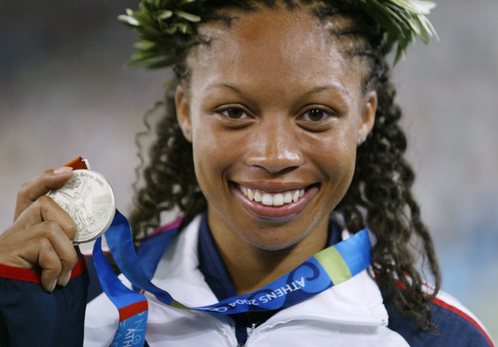 L'Américaine Allyson Felix pose avec sa médaille d'argent remportée sur 200 m m, aux JO d'Athènes en 2004