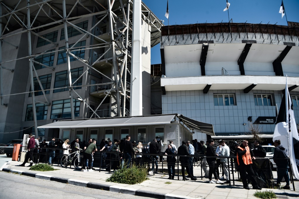 Des supporteurs du PAOK font la queue pour acheter des billets, à la veille du match de Ligue Europa contre Marseille, le 13 avril 2022 à Thessalonique
