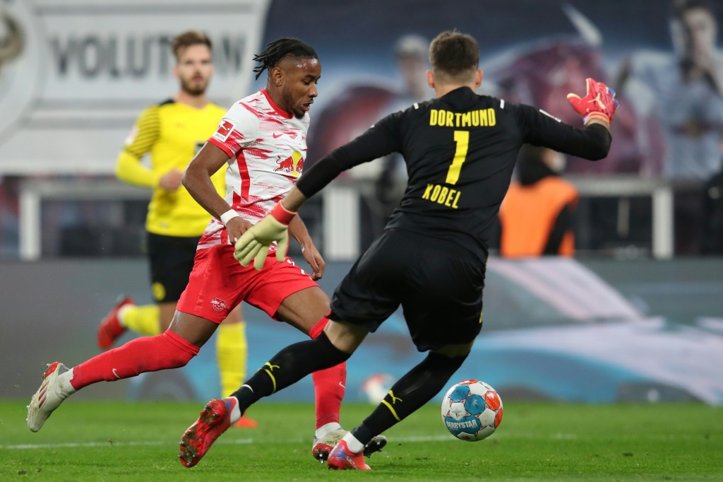 Le milieu de terrain français  de Leipzig Christopher Nkunku dribble le gardien suisse de Dortmund Gregor Kobel et ouvre le score à domicile, lors de leur match de la 11e journée de Bundesliga, le 6 novembre 2021