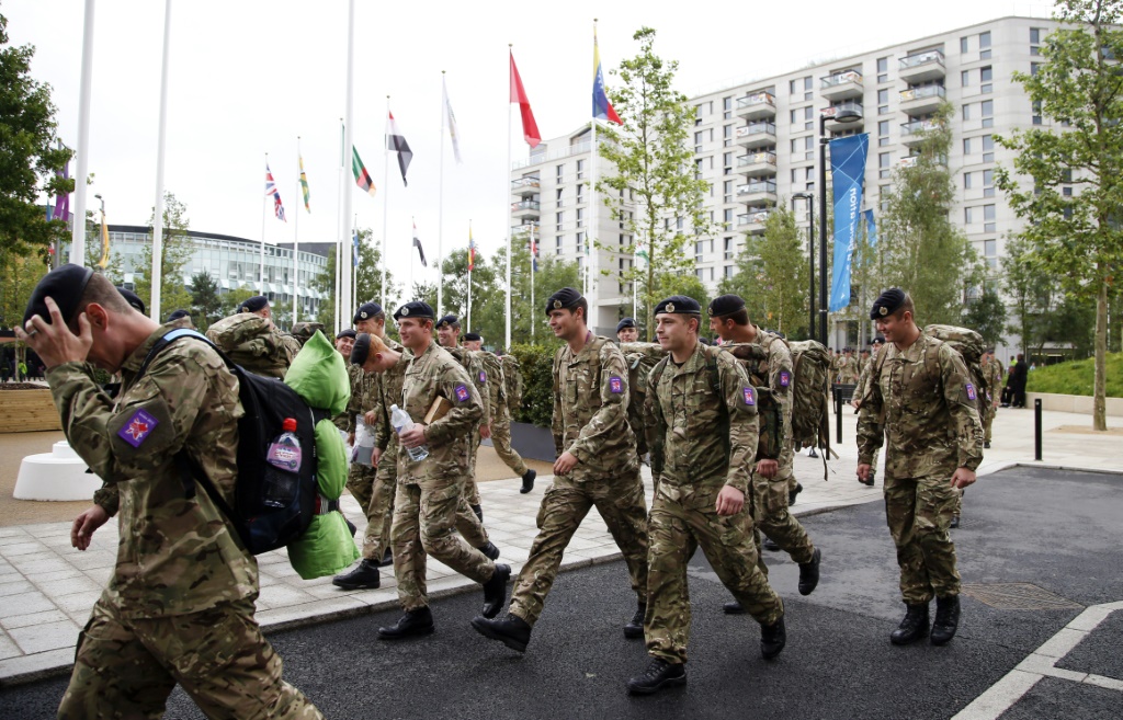 Des soldats de l'armée britannique arrivent au village olympique, le 10 juillet 2012 à Londres, après avoir été appelés en urgence après la défaillance de la société de sécurité privée, en charge des Jeux