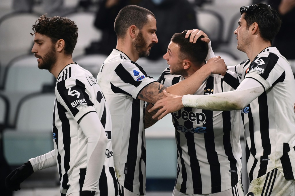 L'attaquant italien de la Juventus Federico Bernardeschi (2e d), félicité par Manuel Locatelli, Leonardo Bonucci et l'Espagnol Alvaro Morata, après son but marqué contre Cagliari, lors de la 19e journée de Serie A, le 21 décembre 2021 à Turin