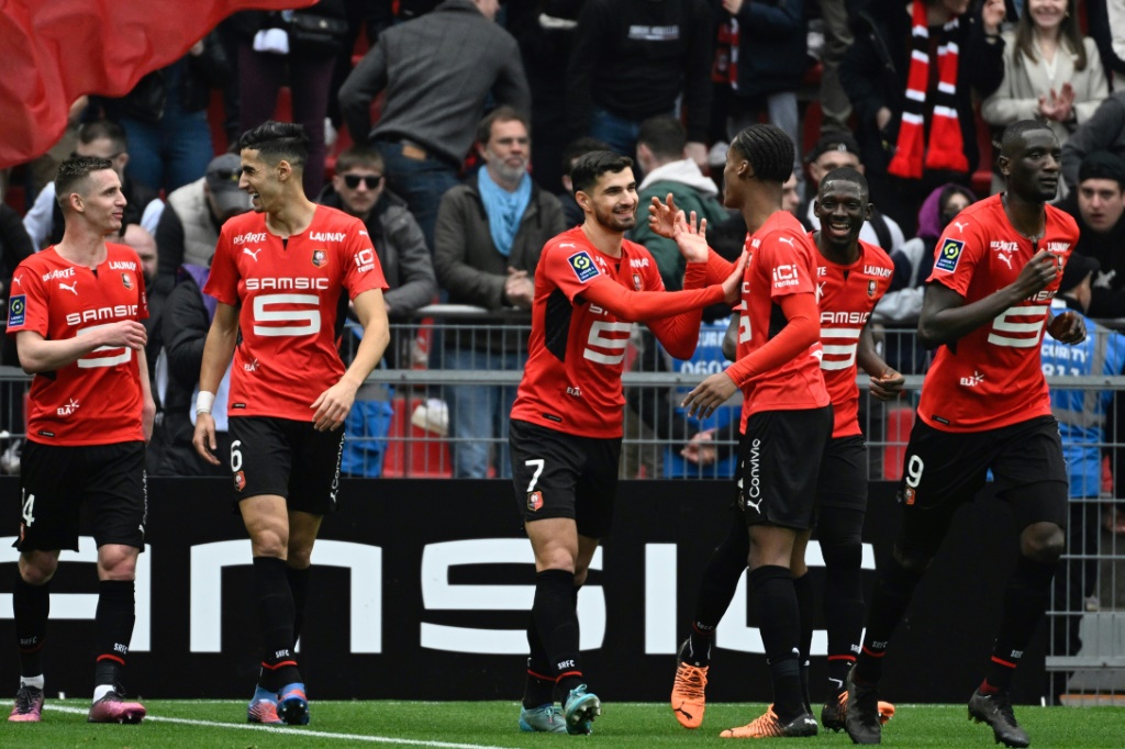 La joie de l'attaquant rennais Martin Terrier, félicité par ses coéquipiers, après son but marqué à domicile contre Metz, lors de la 29e journée de Ligue 1, le 20 mars 2022 au Roazhon Park