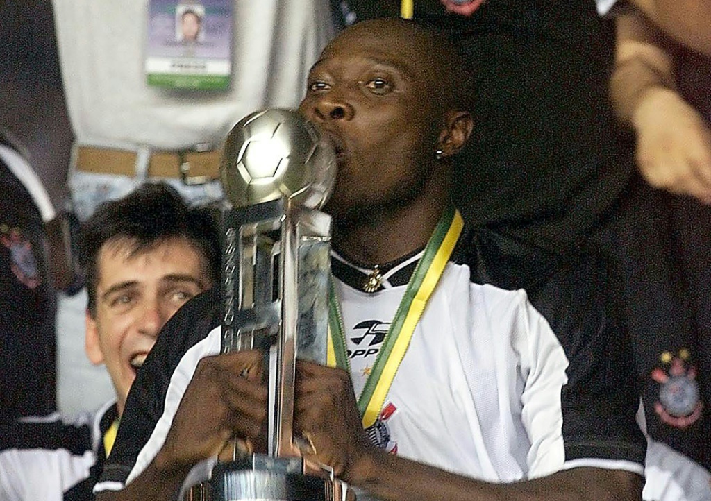 (ARCHIVO) Fotografía tomada el 14 de enero de 2000 en Rio de Janeiro. El colombiano Freddy Rincón besa el trofeo del Mundial de Clubes de la FIFA al ganar con Corinthians la final del torneo al Vasco da Gama