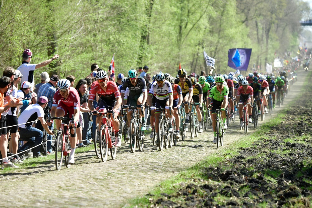 Les coureurs traversent la Trouée d'Arenberg, lors de la 115e édition de Paris-Roubaix, le 9 avril 2017