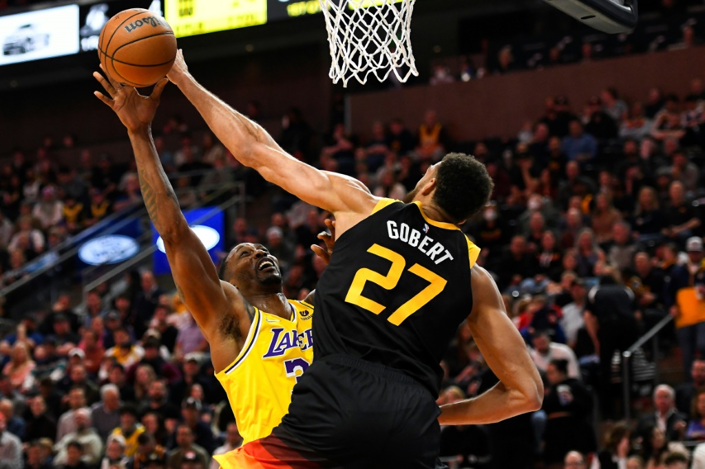 Le Français Rudy Gobert contre le tir de Dwight Howard, lors de la victoire à domicile des Utah Jazz, 122-109 face aux Los Angeles Lakers, le 31 mars 2022