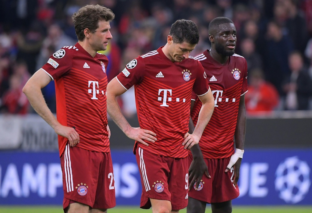 Thomas Mueller, le Polonais Robert Lewandowski et le défenseur français Dayot Upamecano, après l'élimination du Bayern Munich (1-1, match aller 0-1) face à Villareal, en quart de finale retour de la Ligue des Champions, le 12 avril 2022 à l'Allianz Arena