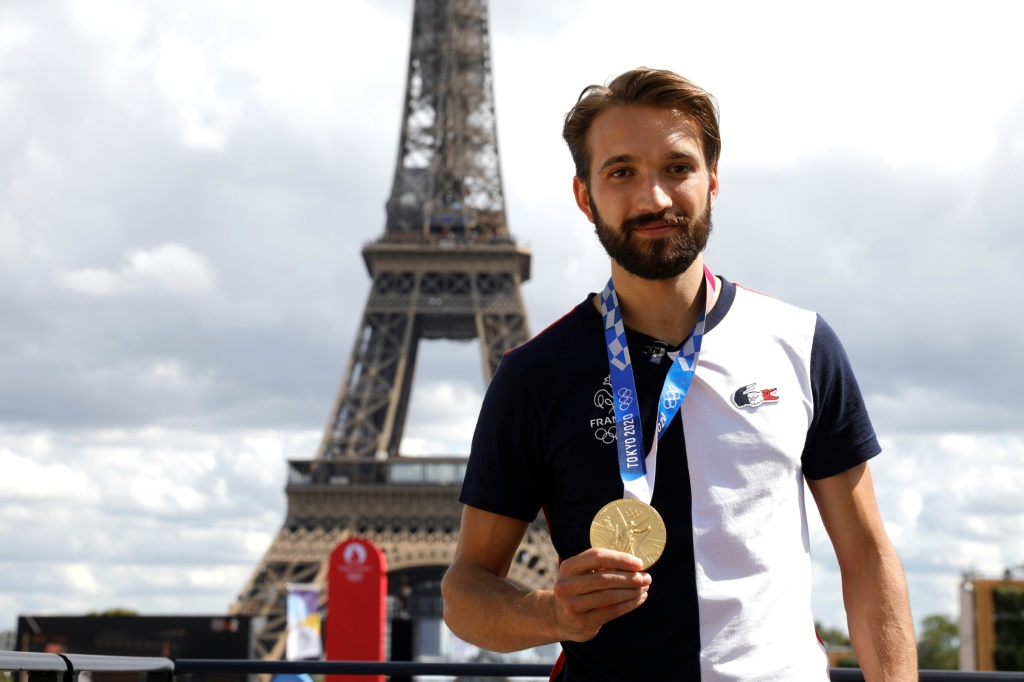 L'escrimeur champion olympique Romain Cannone au Trocadéro, en face de la Tour Eiffel à Paris, le 1er août 2021