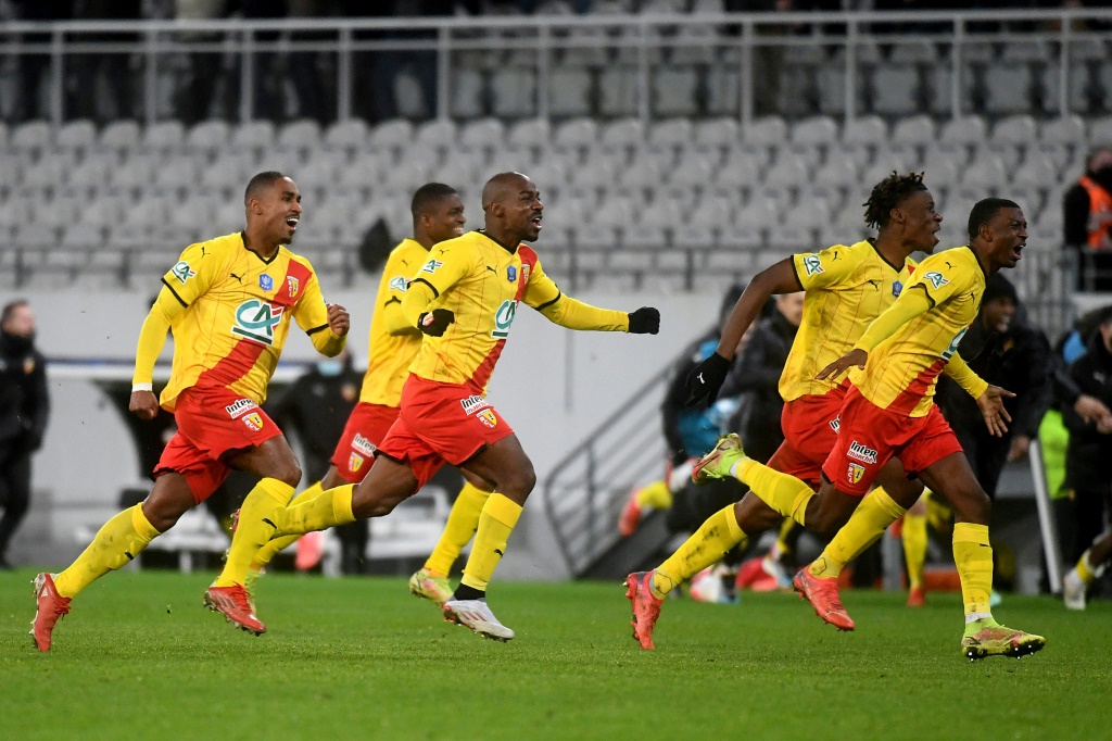 La joie des Lensois après leur victoire aux tirs au but (2-2, 4-3 aux t.a.b.) face à Lille, en 16e de finale de la Coupe de France, le 4 janvier 2022 au Stade Bollaert-Delelis