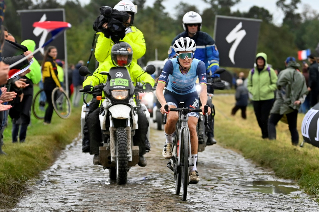 La Britannique Lizzie Deignan en route vers la victoire, lors de la 1ère édition féminine de Paris-Roubaix, le 2 octobre 2021