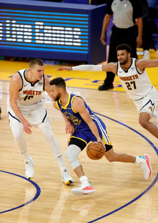 Stephen Curry (Golden State Warrios) tente de dribbler le Serbe Nikola Jokic (Denver Nuggets), lors de leur match de NBA, le 12 avril 2021 à San Francisco