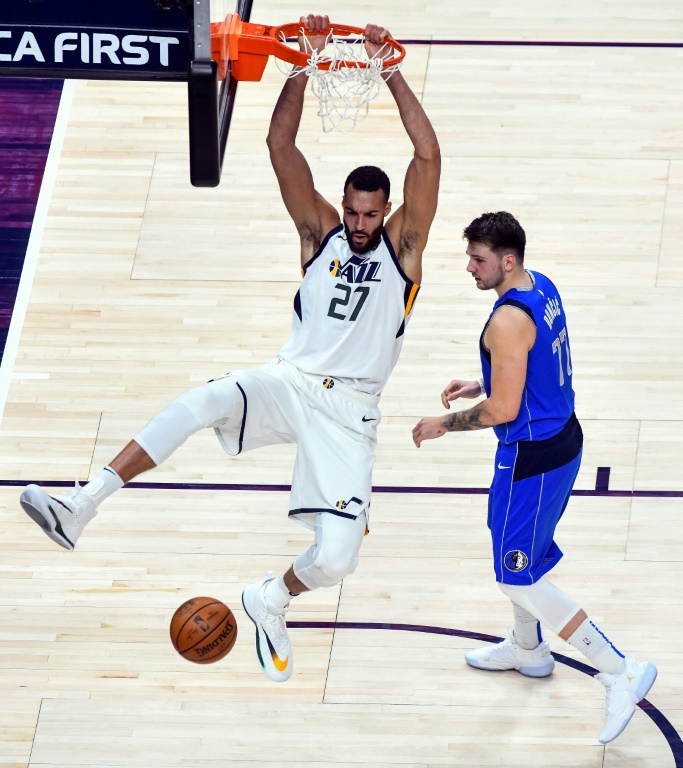 Le Français Rudy Gobert (Utah Jazz) dunke devant le Slovène Luka Doncic (Dallas Mavericks), lors de leur match de NBA, le 27 janvier 2021 dans l'Utah