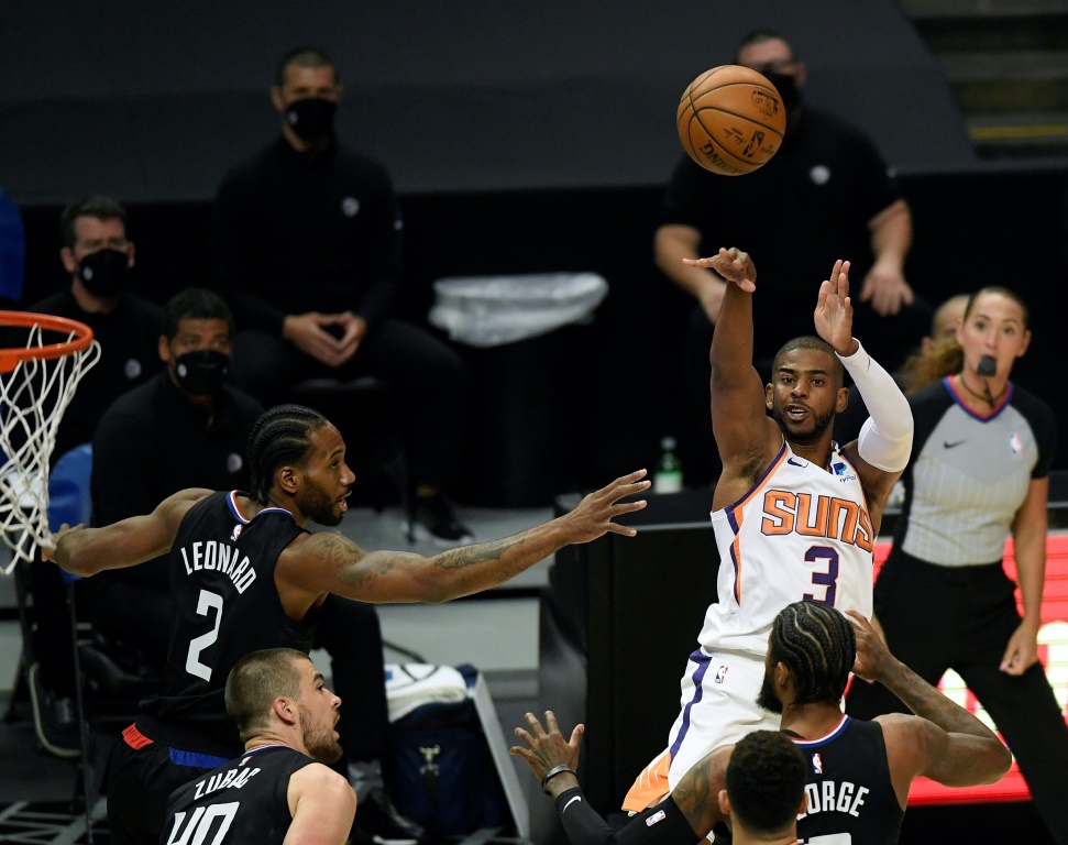 Chris Paul (Phoenix Suns) tente de marquer un panier devant les défenseurs des Los Angeles Clippers, lors de leur match de NBA, le 8 avril 2021 en Californie