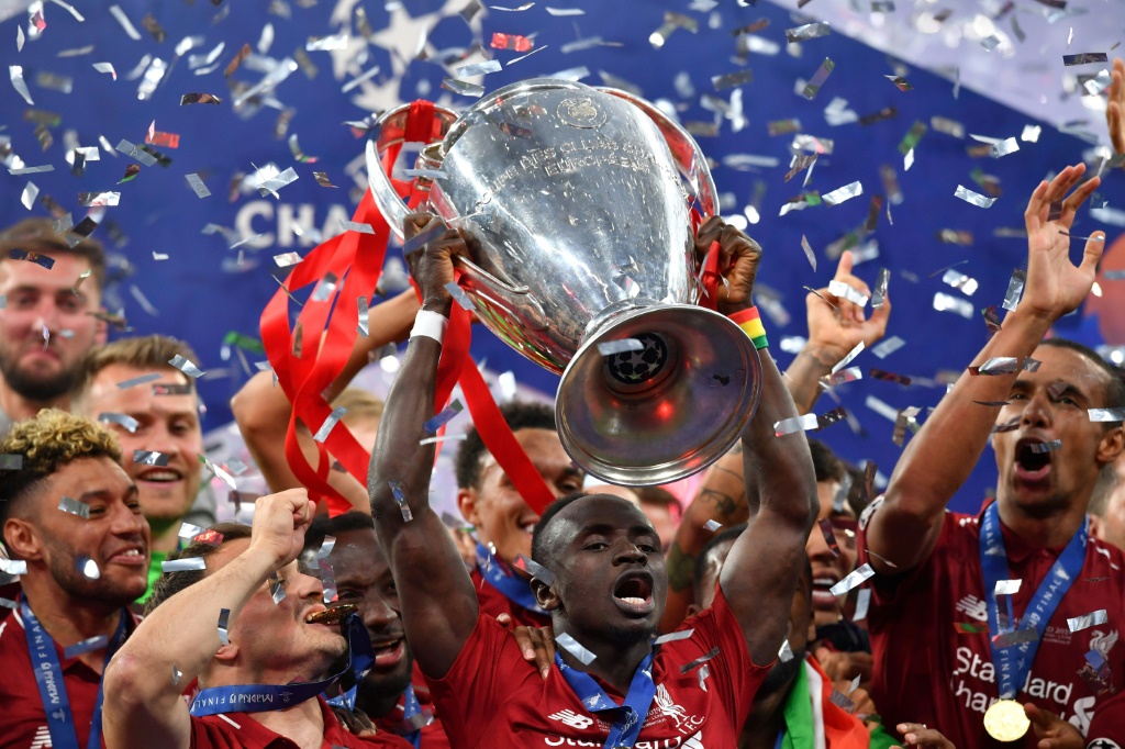 L'attaquant sénégalais de Liverpool Sadio Mané soulève le trophée de la Ligue des Champions