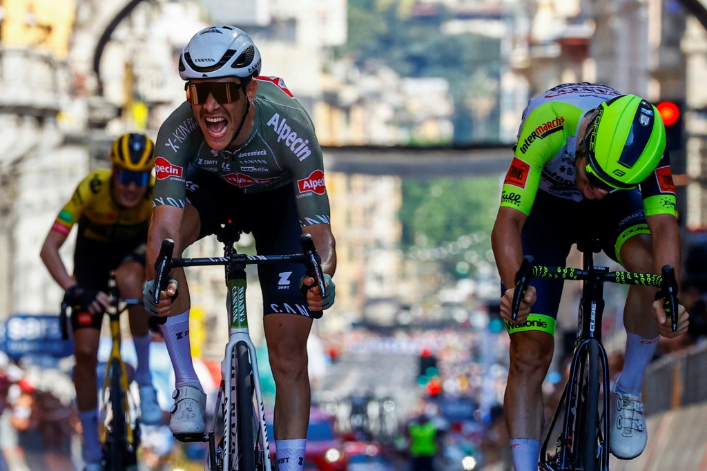 L'Italien Stefano Oldani (g) remporte la 12e étape du Giro devant son compatriote Lorenzo Rota (d)
