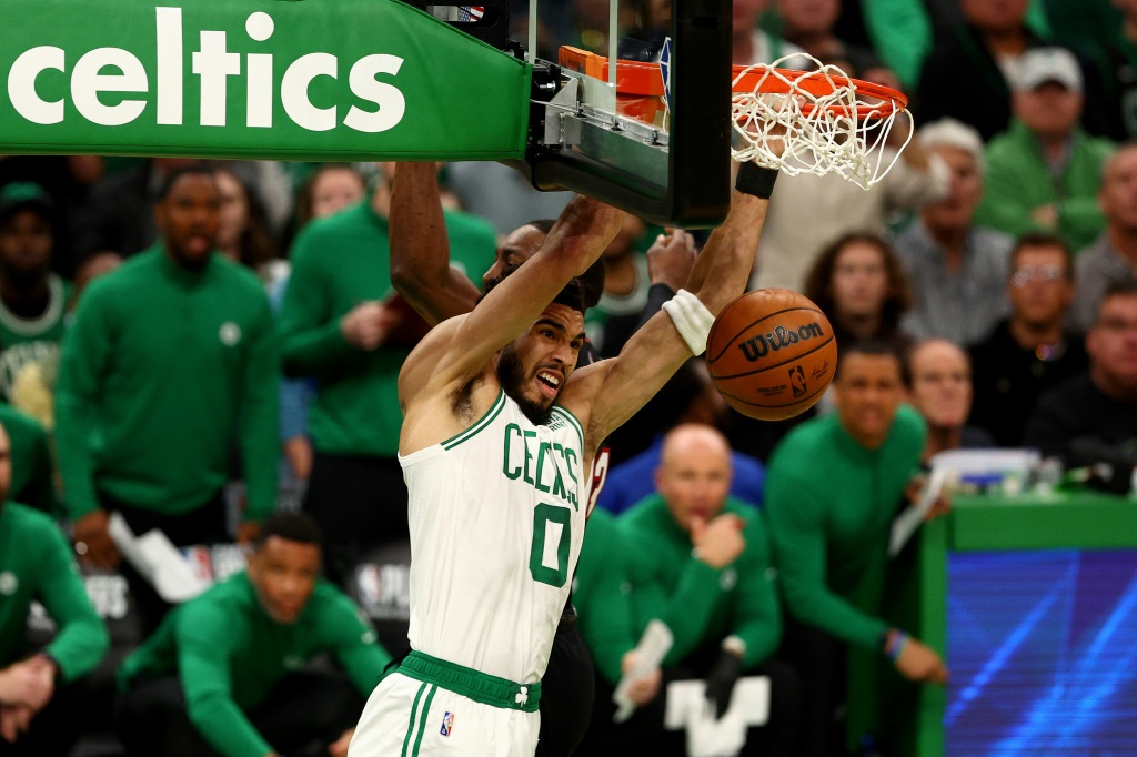 Jayson Tatum marque pour les Boston Celtics contre Miami lors du match 4 de la finale de conférence Est des play-offs NBA le 23 mai 2022 à Boston