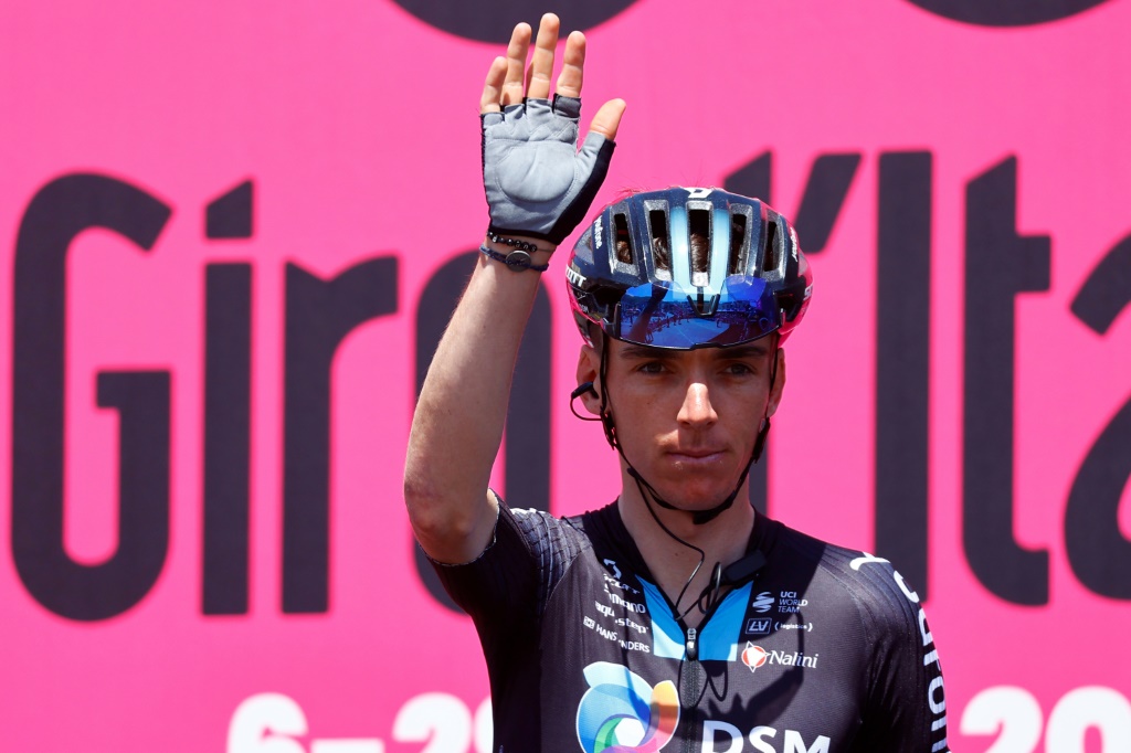 Le Français Romain Bardet de l'équipe DSM lors du podium de présentation de la 6e étape du Giro le 12 mai 2022 à Palmi en Italie