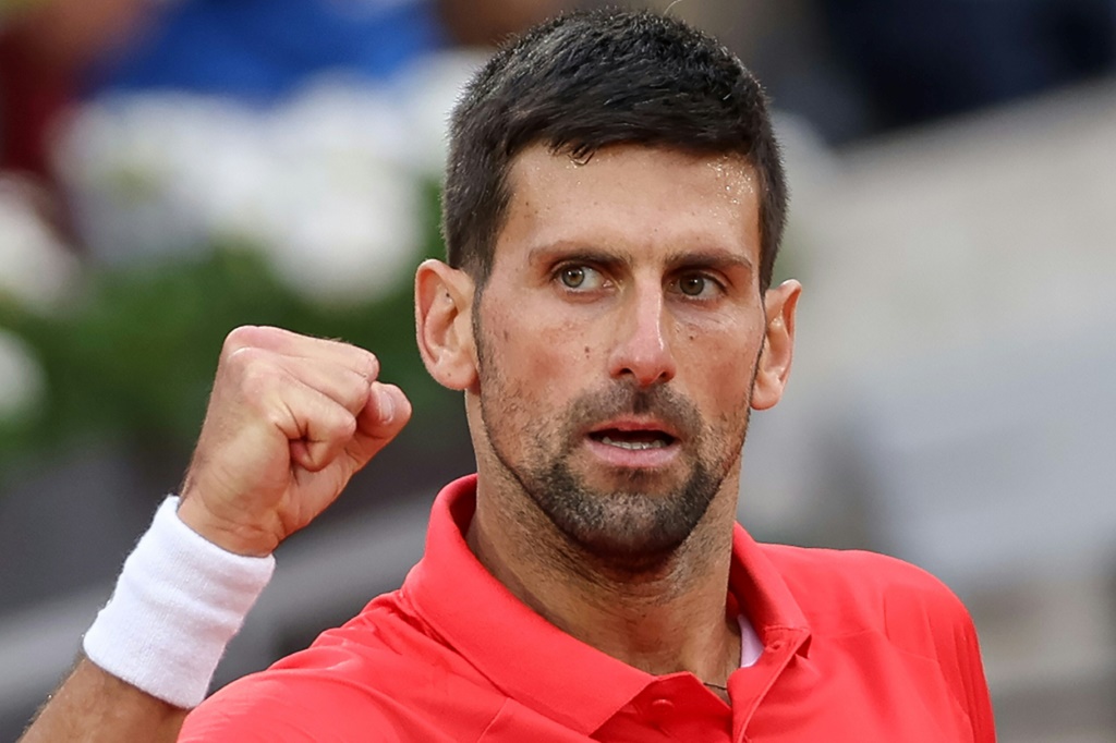 Le N.1 mondial serbe Novak Djokovic contre le Slovaque Alex Molcan au 2e tour de Roland-Garros