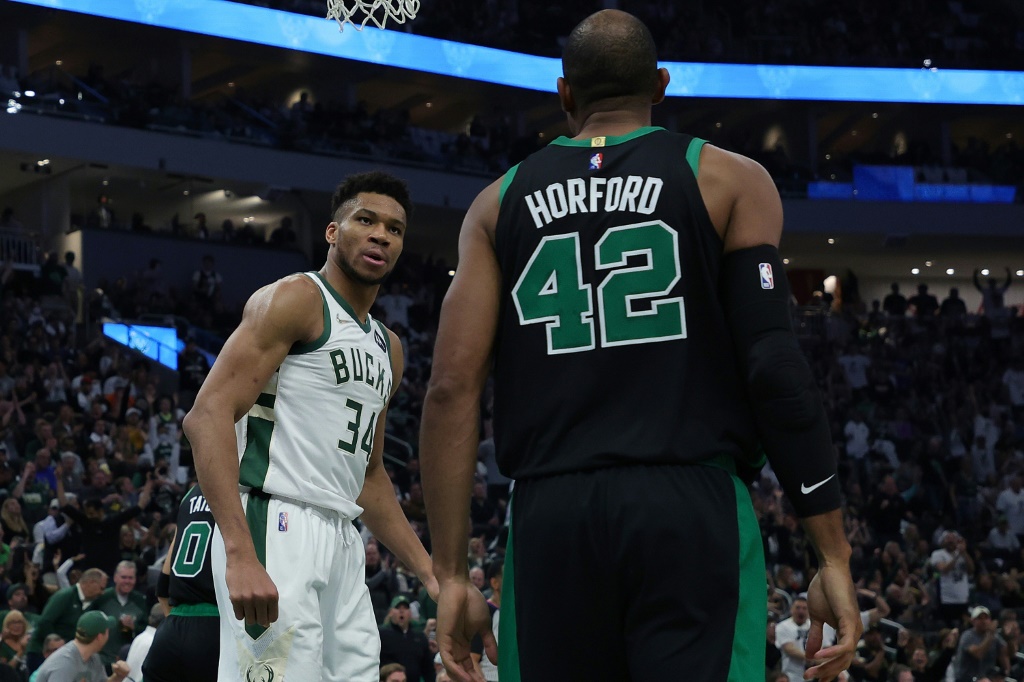 Giannis Antetokounmpo et Al Horford lors de la victoire des Celtics face aux Bucks en play-offs NBA