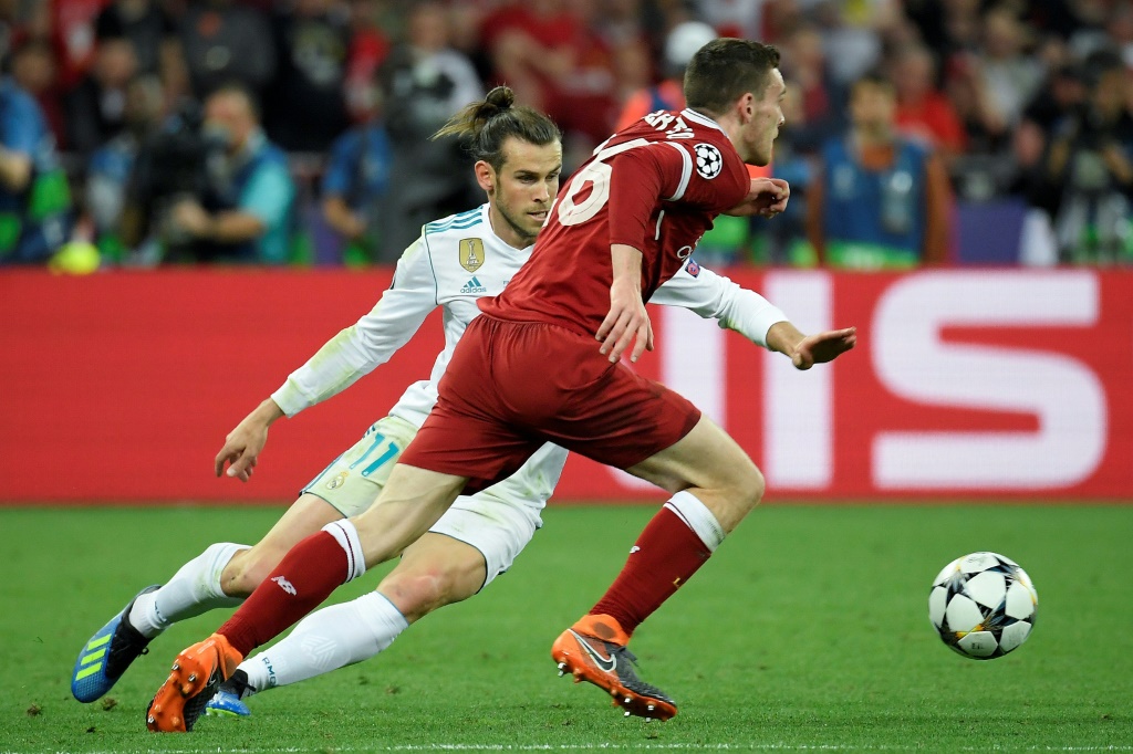 Le défenseur de Liverpool Andy Robertson à la lutte avec Gareth Bale du Real Madrid en finale de Ligue des champions à Kiev