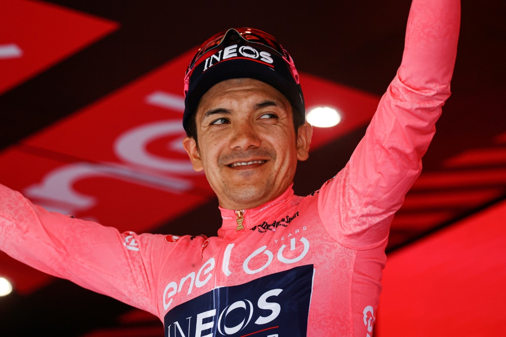 L'Equatorien Richard Carapaz avec le maillot rose de leader du Tour d'Italie après la 15e étape du Giro le 22 mai 2022 à Cogne