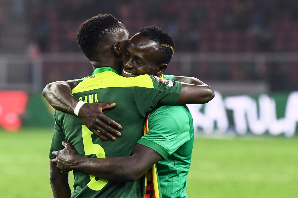 Le milieu sénagalais Idrissa Gana Gueye (de dos) dans les bras de l'attaquant Sadio Mane après avoir remporté la Can 2021 au Stade d'Olembé à Yaoundé au Cameroun le 6 février 2022