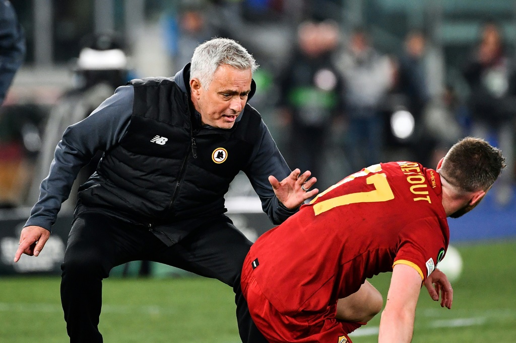 LL'entraîneur emblématique de la Romae Jose Mourinho donne des consignes à Jordan Veretout lors de la demi-finale retour de C4 contre Leicester City à Rome