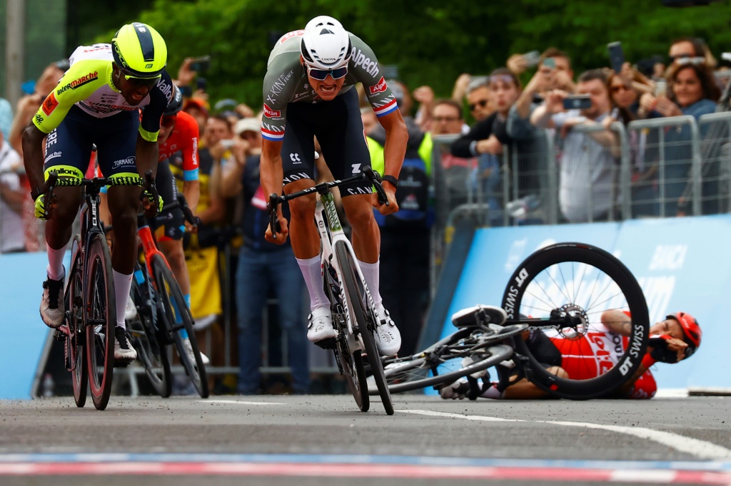 Le Néerlandais Mathieu Van der Poel (c) remporte au sprint la 1re étape du Giro