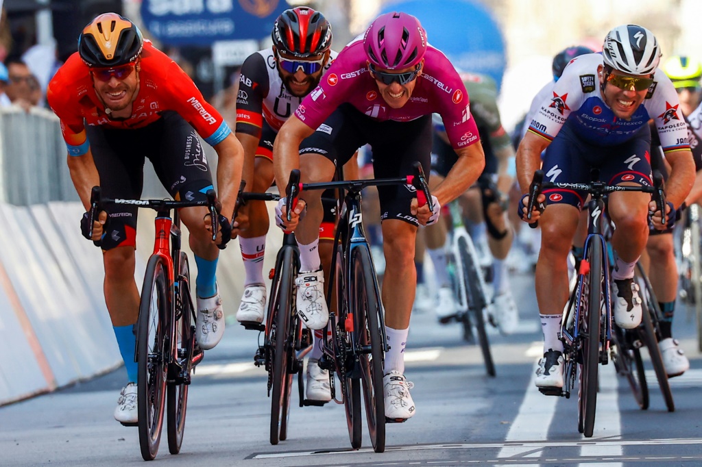 Le Français Arnaud Demare (c) remporte la 13e étape du Giro devant l'Allemand Phil Bauhaus (g) et le Britannique Mark Cavendish