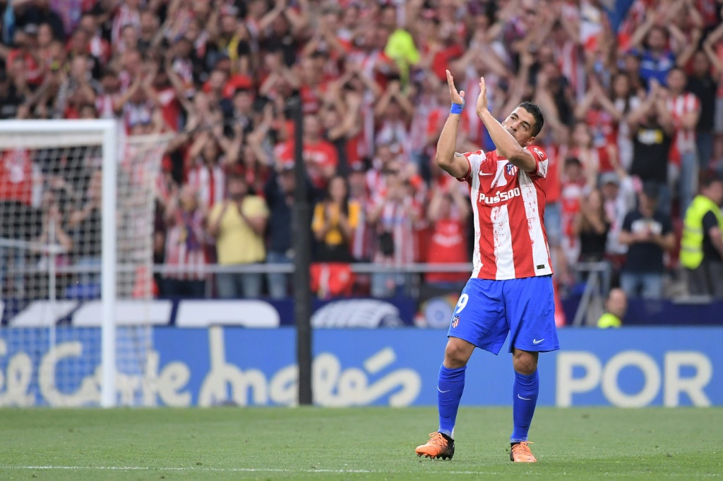 Luis Suarez salue les supporters de l'Atletico pour son dernier match avec le club