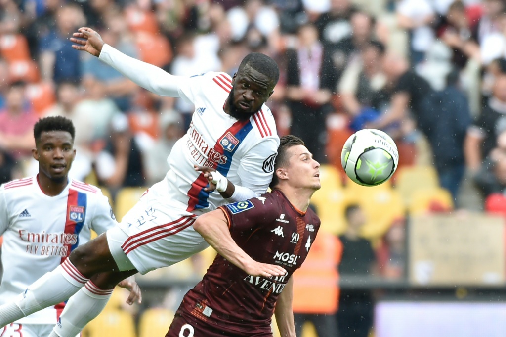 Le milieu de Lyon Tanguy Ndombélé (g) dispute un ballon de la tête au Messin Nicolas De Préville