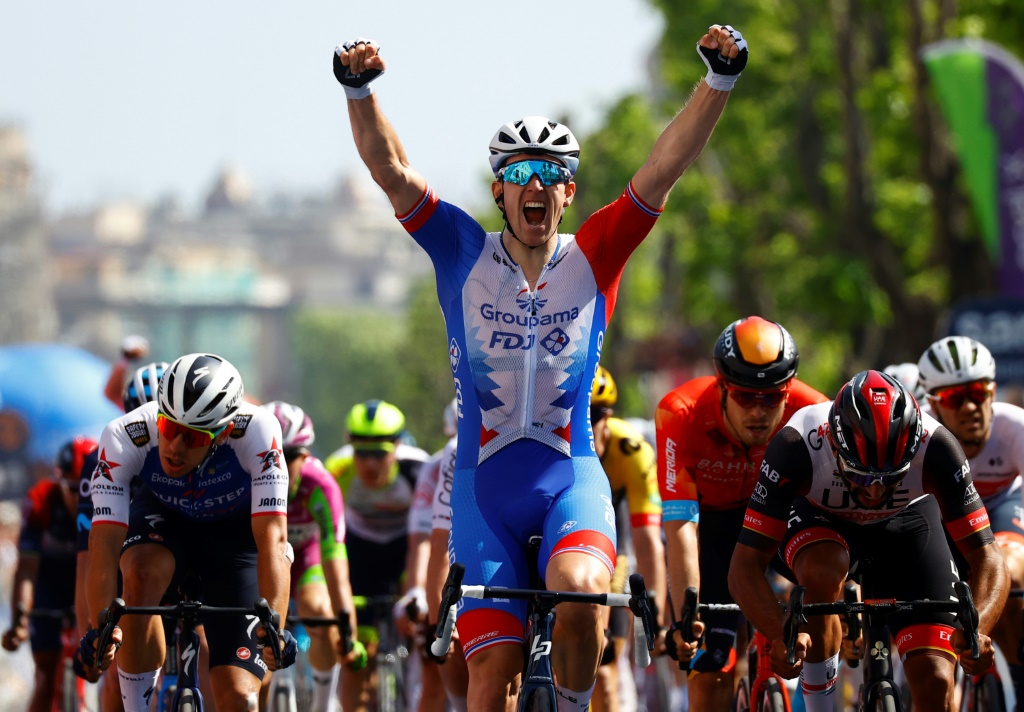 Arnaud Démare célèbre sa victoire lors de la 5e étape du Tour d'Italie