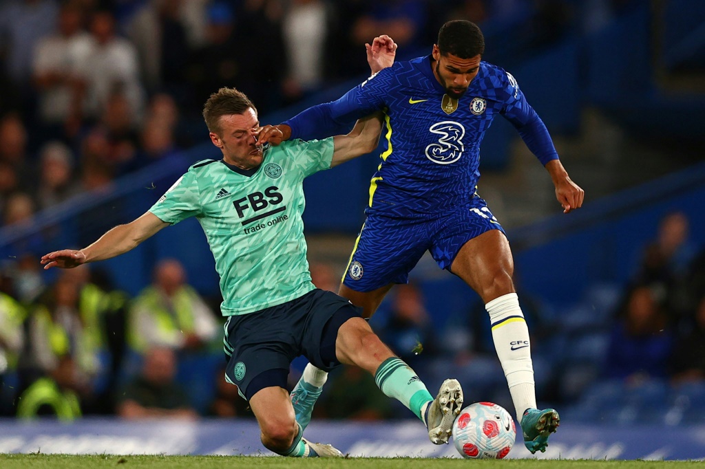 L'attaquant de Leicester Jamie Vardy (g) tacle le milieu de Chelsea Ruben Loftus-Cheek