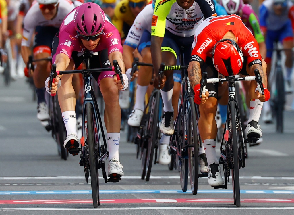 Le Français Arnaud Démare (g) devance au sprint l'Australien Caleb Ewan (d) sur la ligne d'arrivée de la 6e étape du Giro
