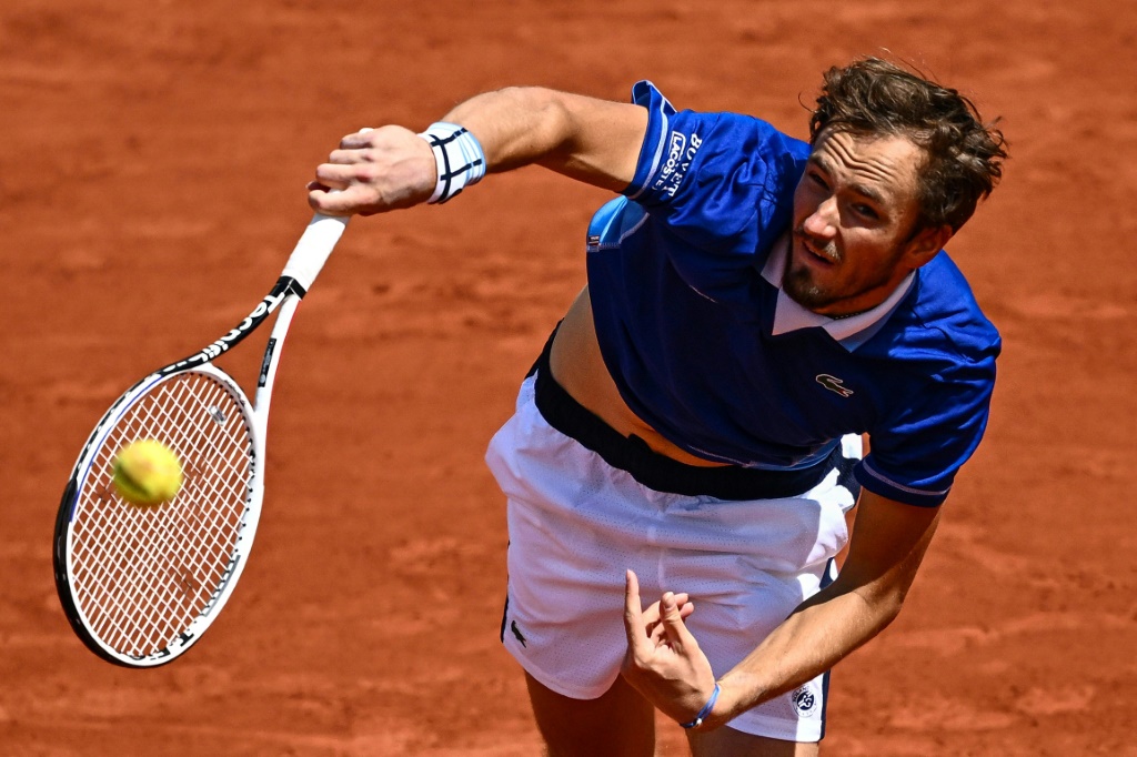 Daniil Medvedev lors de sa victoire au premier tour de Roland-Garros contre l'Argentin Facundo Bagnis le 24 mai 2022 à Paris